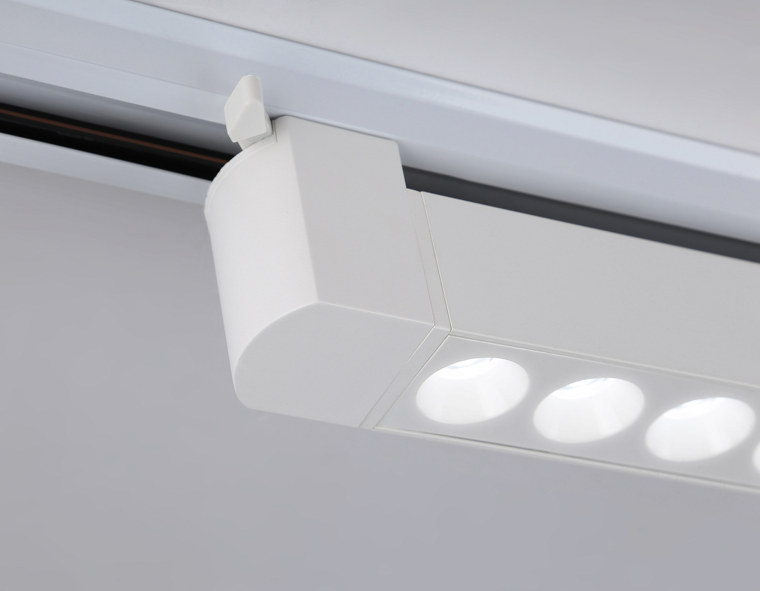 Трековый однофазный светодиодный светильник GL6706 WH белый IP20 20W 4200K 24° 323*35*57