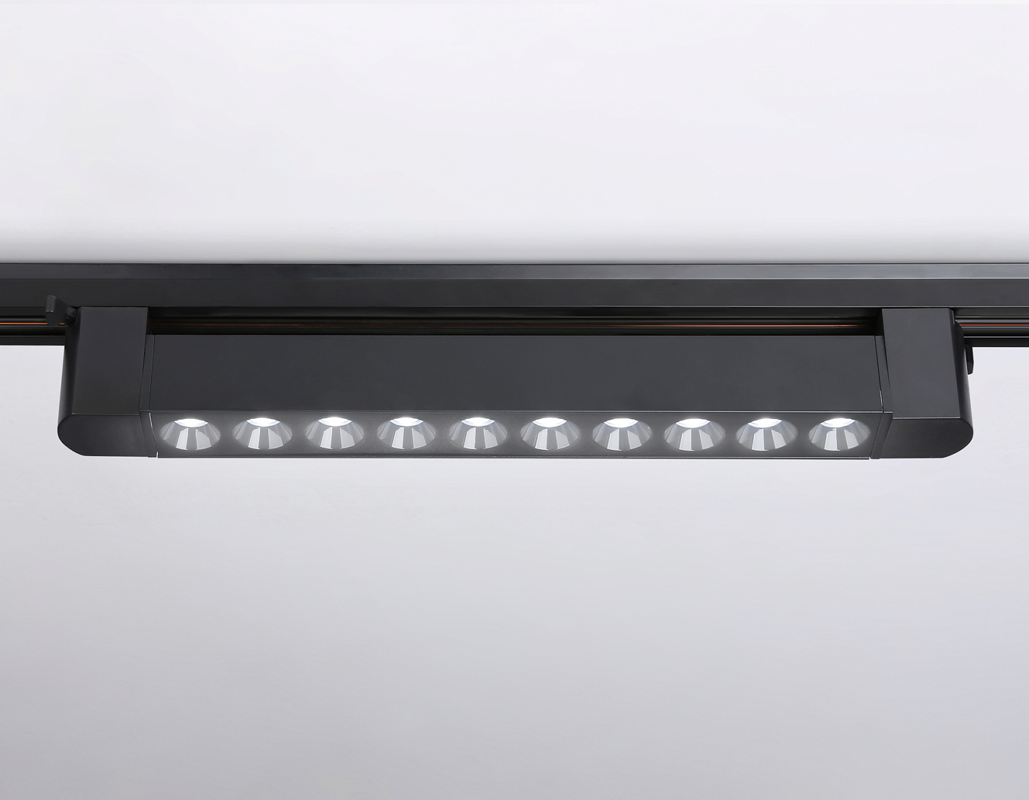 Трековый однофазный светодиодный светильник GL6709 BK черный IP20 20W 4200K 24° 323*35*57