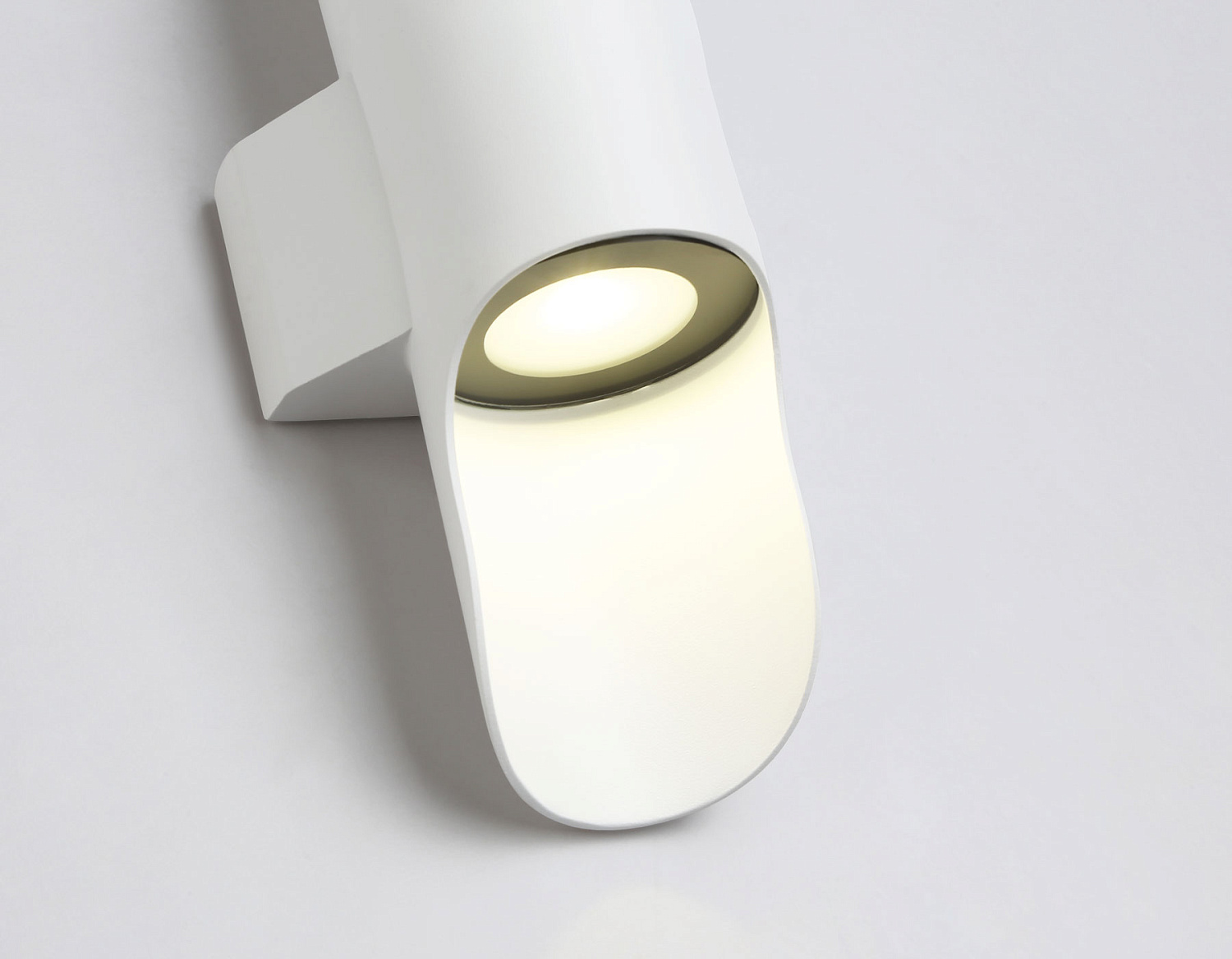 Уличный настенный светодиодный светильник IP54 ST4533 WH белый LED 4200K 8W IP54 220*66*100