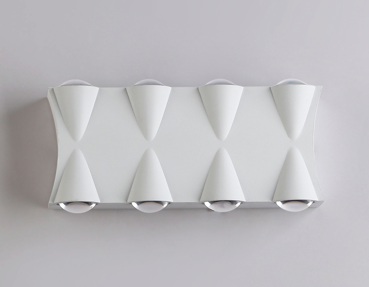 Уличный настенный светодиодный светильник IP54 ST4490/8 WH белый LED 4200K 8W IP54 190*80*45