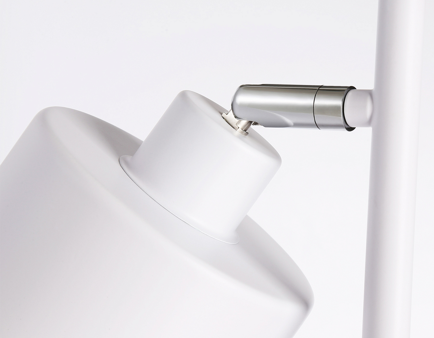 Напольный светильник со сменной лампой в стиле лофт TR8154/3 WH белый E27*3 max 40W D370*1530