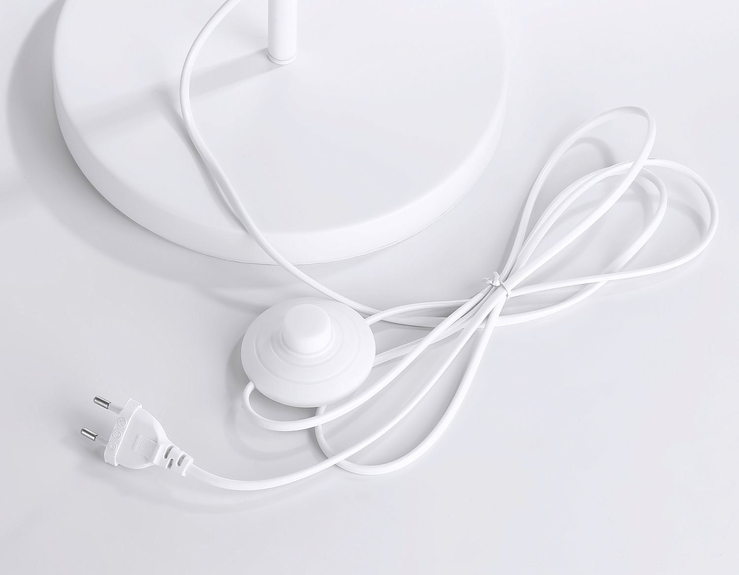 Напольный светильник со сменной лампой в стиле лофт TR8154/3 WH белый E27*3 max 40W D370*1530