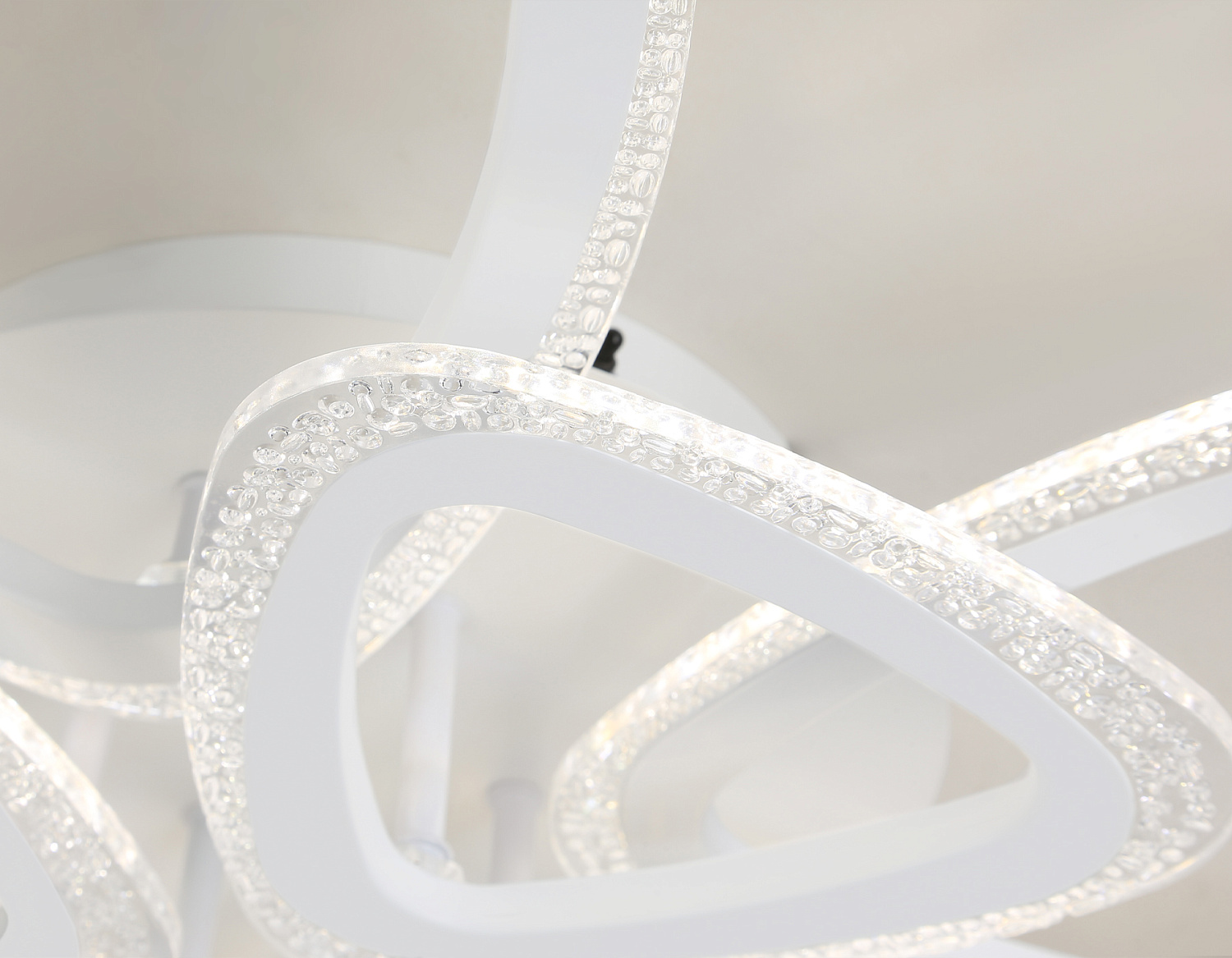 Потолочный светодиодный светильник с пультом FA4515/4+4 WH белый 106W 4200K/3000K/6400K D640*125 (ПДУ ИК)