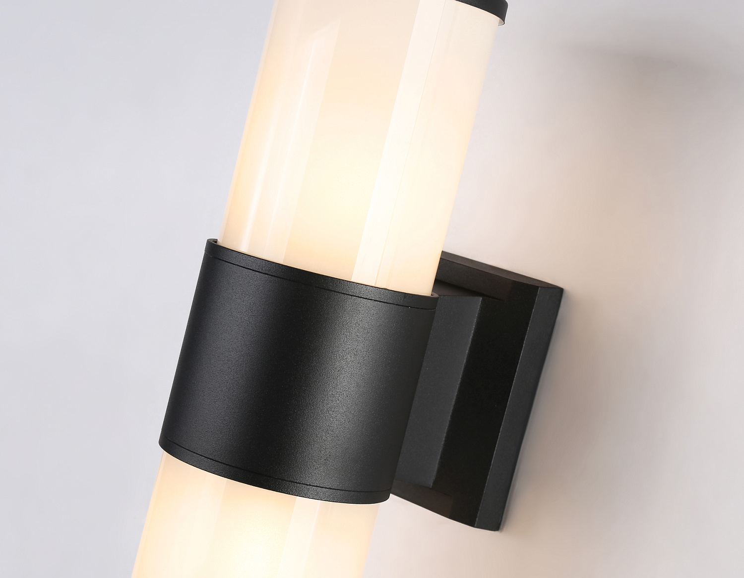 Уличный настенный архитектурный светильник ST2455 BK/FR черный/белый матовый IP54 E27 max 40W 300*90*155